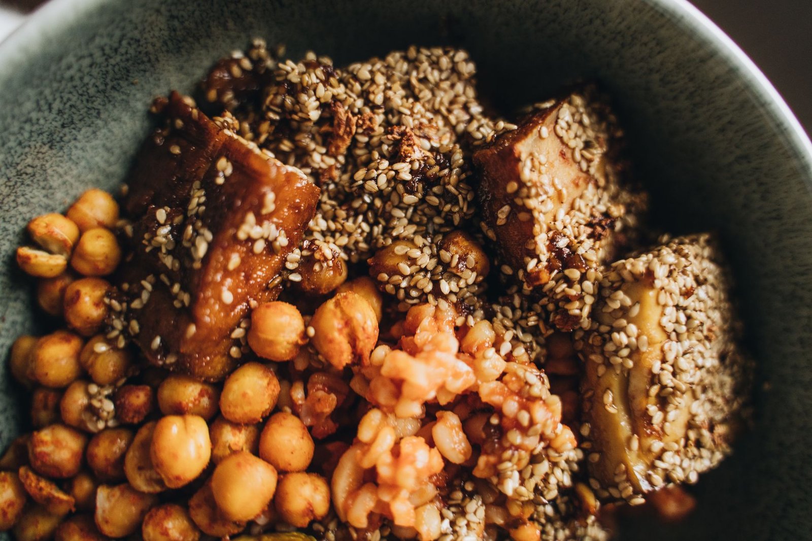 A bowl of roasted chickpeas