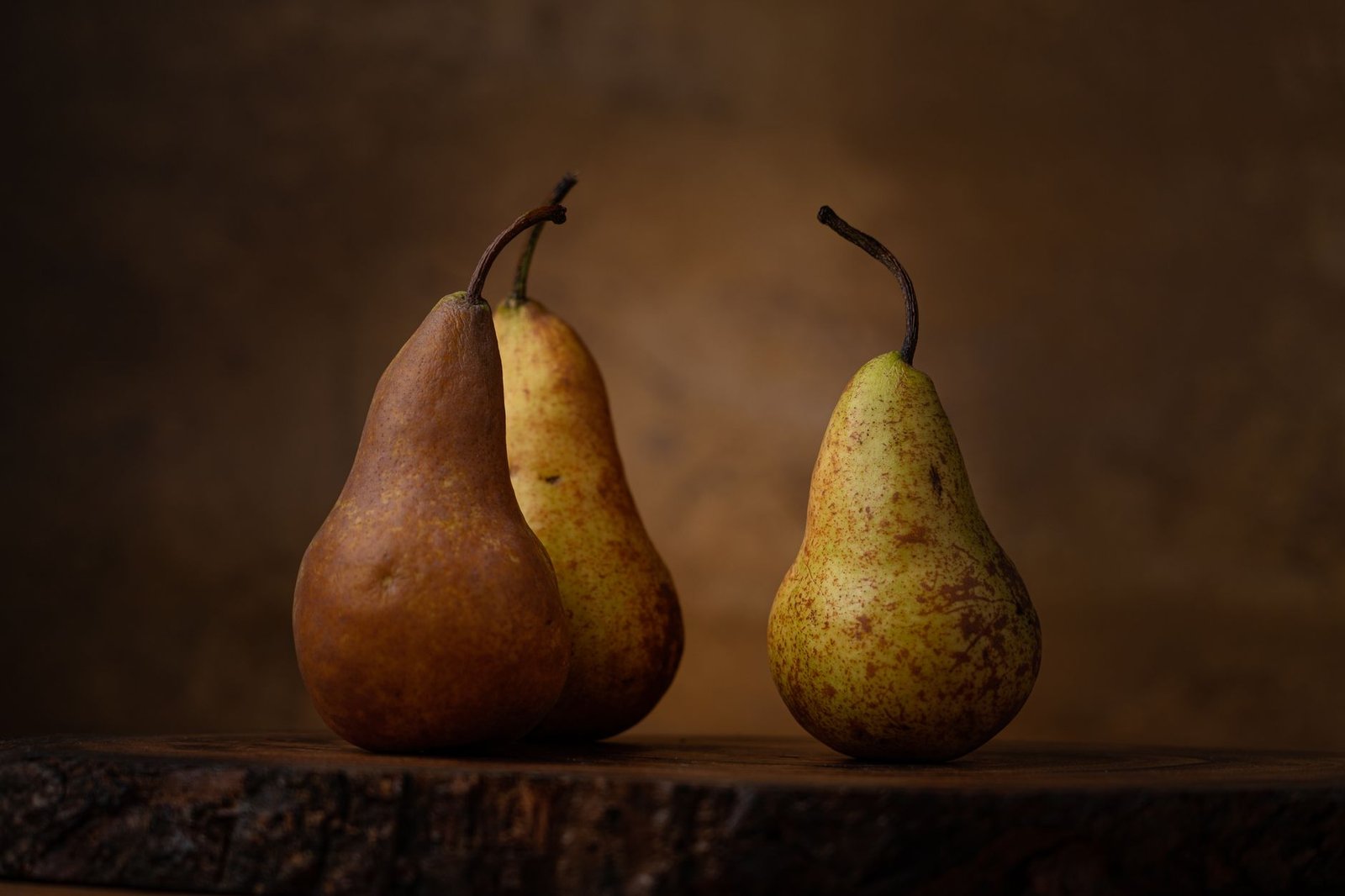 A person juicing pears at home