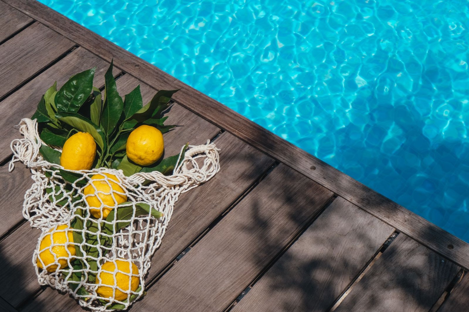 Infographic illustrating the benefits of lemon water